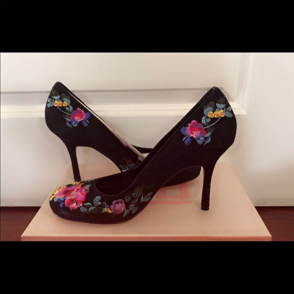 JLO Embroidered heels NWT